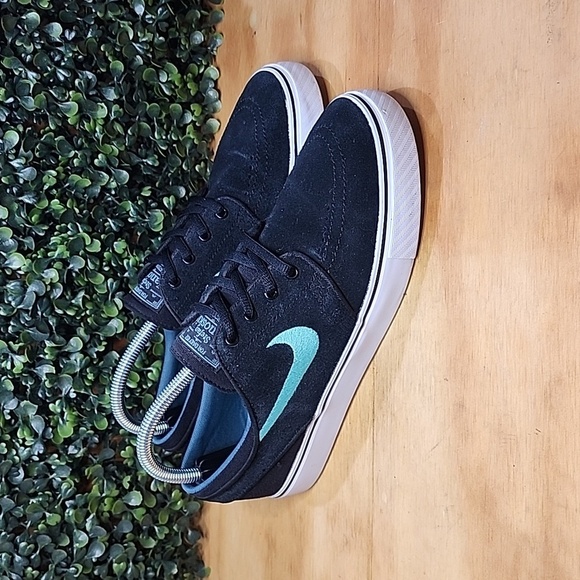 Nike SB Stefan Janoski Skate ShoesSize: 7 YouthBlack